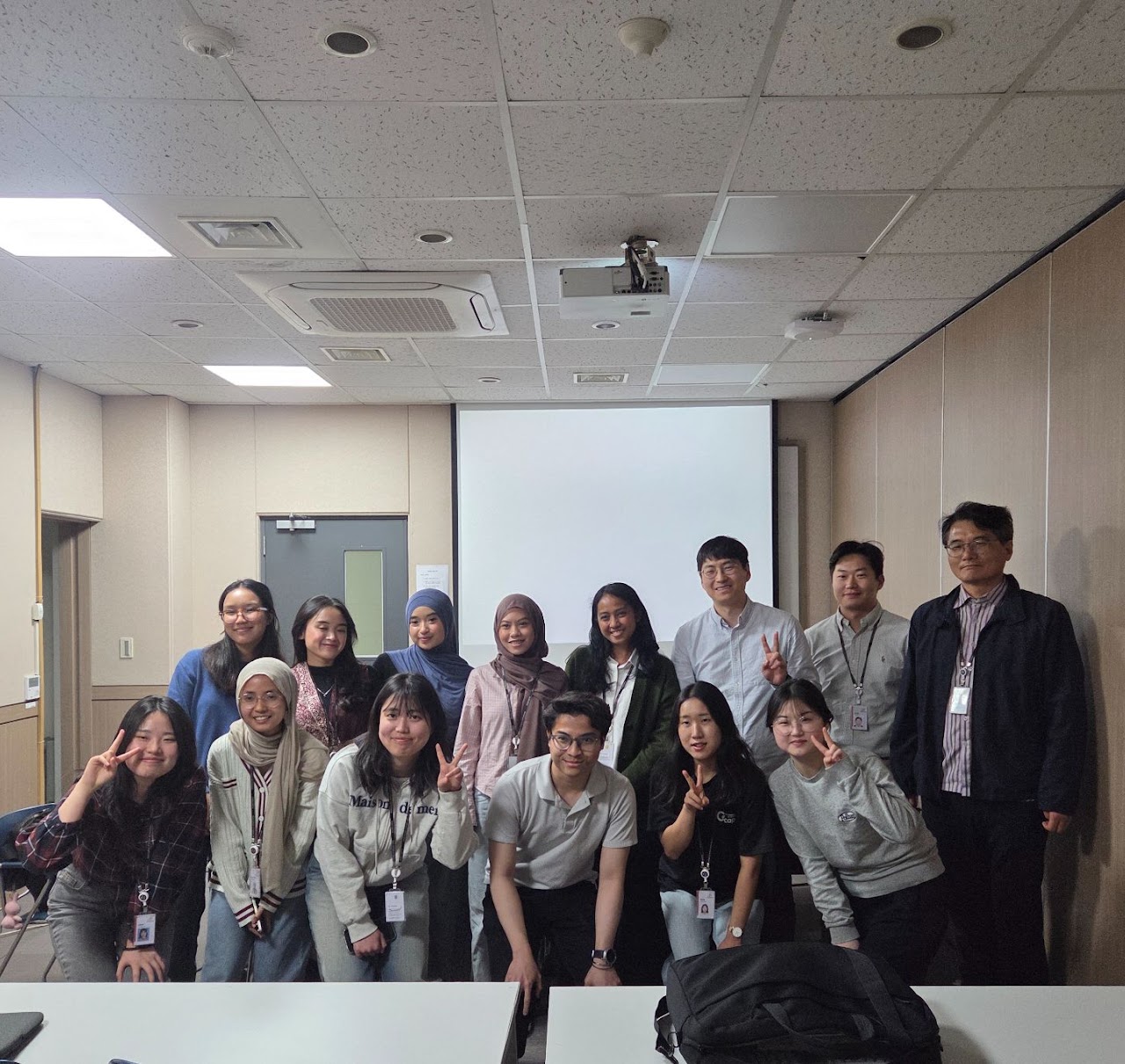Group photo with visiting students from Rika's group